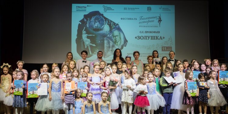 Оксана Федорова выступила в роли Феи-крестной в арт-постановке «История «Золушки» С. С. Прокофьева» в РГДБ