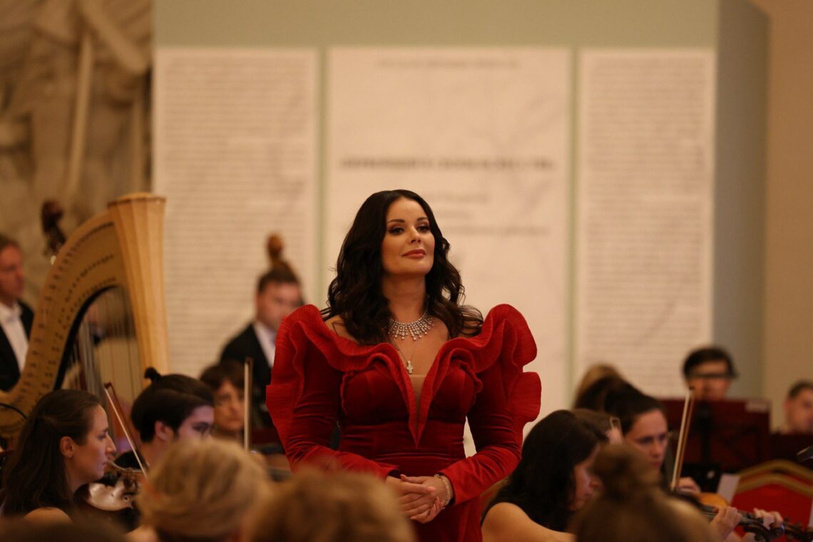 Путин присвоил звание заслуженной артистки телеведущей Оксане Федоровой