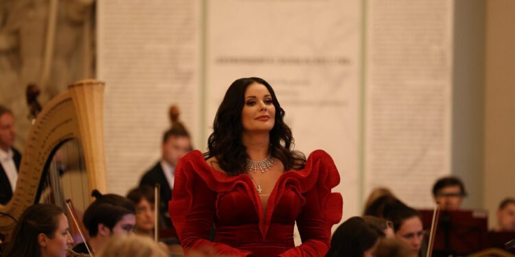 Путин присвоил звание заслуженной артистки телеведущей Оксане Федоровой