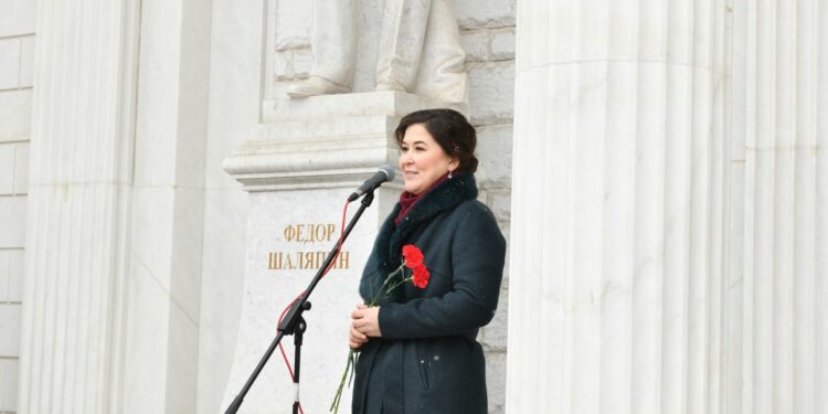 Уфа. Возложение цветов к памятнику Шаляпина. 13.02.2025  // Фото Б.Гайнетдинов